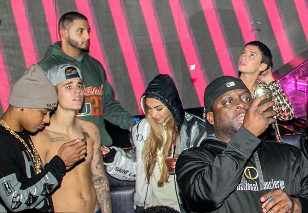 
	
	Ngôi sao nhạc pop đã cặp kè với cô gái này từ lúc anh ở Miami (Florida). Cả hai vui chơi trong câu lạc bộ đêm SET vào tối 22/1, vài giờ trước khi Bieber bị cảnh sát bắt giữ.