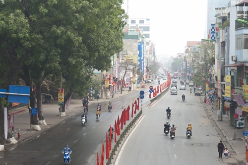 
	
	Không khí đông đúc nhộn nhịp của phố Nguyễn Lương Bằng ngày thường và xe cộ thông thoáng trong ngày đầu năm.