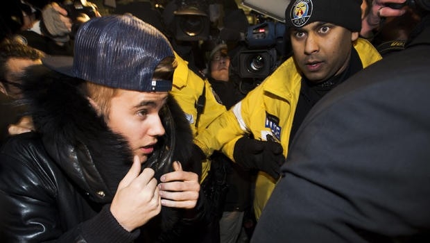 
	
	Justin Bieber tới đồn cảnh sát Toronto, Canada hôm 29/1.