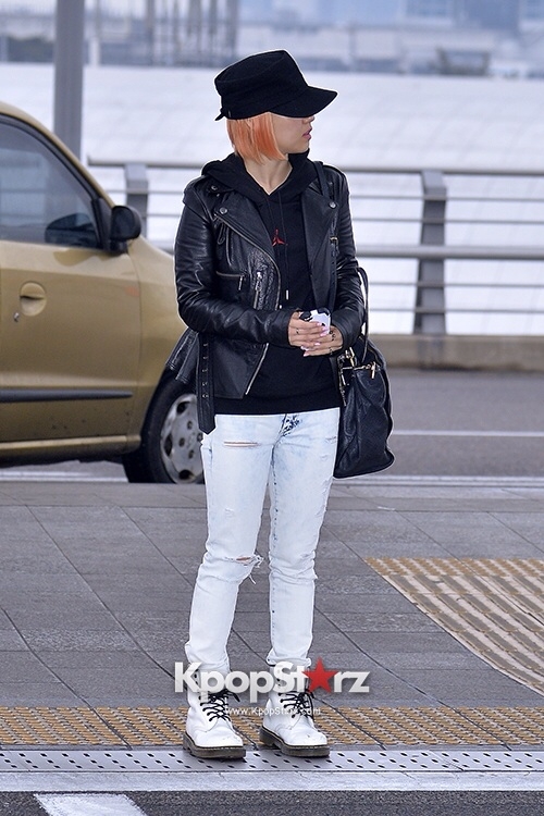 
	
	Cũng sử dụng áo khoác da làm điểm nhấn, thành viên Min của nhóm Miss A phối cùng quần jean rách gối, item đang được các sao Hàn yêu thích trong thời gian gần đây.