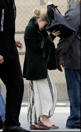 
	
	Ashley Olsen thì nhờ cậy tới vệ sĩ và cả chiếc túi xách.