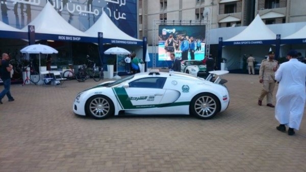 Ngắm siêu xe đi tuần Bugatti Veyron của cảnh sát Dubai