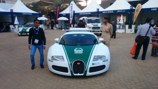 Ngắm siêu xe đi tuần Bugatti Veyron của cảnh sát Dubai