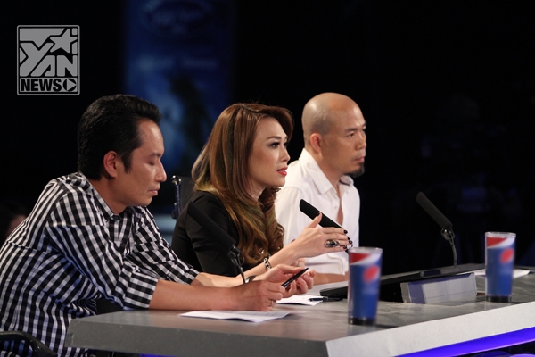 
	
	Top 8 Vietnam Idol mùa thứ 5.
	
	MC Phan Anh
	
	Bộ 3 giám khảo có sự thay đổi khi Huy Tuấn thế chỗ cho đạo diễn Nguyễn Quang Dũng.