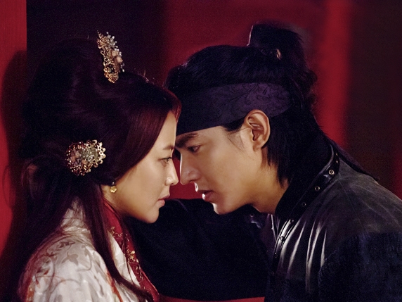 
	
	Kim Hee Sun và Lee Min Ho trong bộ phim Faith năm 2012