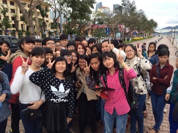 Ngọc Thảo “bị” hàng trăm fans Đà Nẵng vây kín