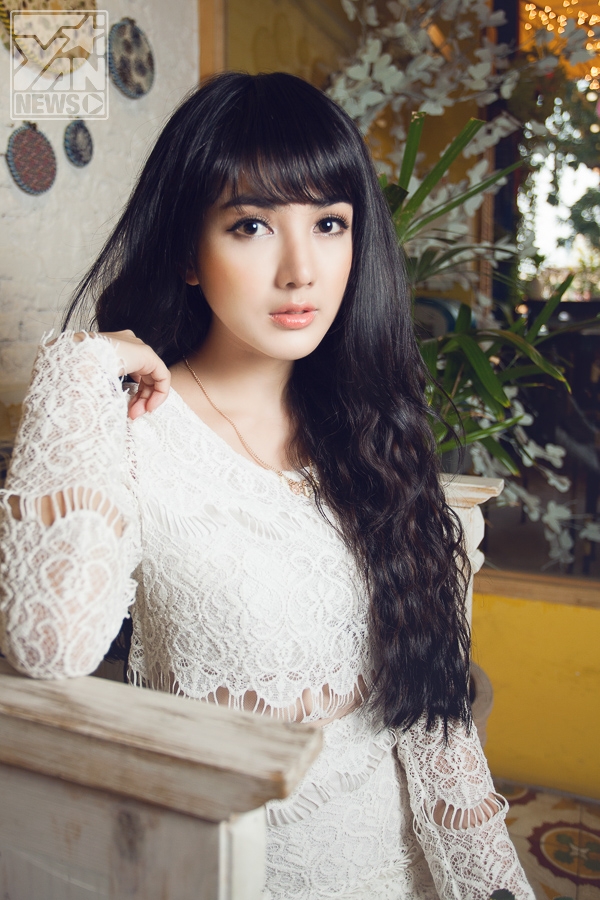 Ngắm hot girl Linh Napie đẹp tinh khôi trong sắc trắng