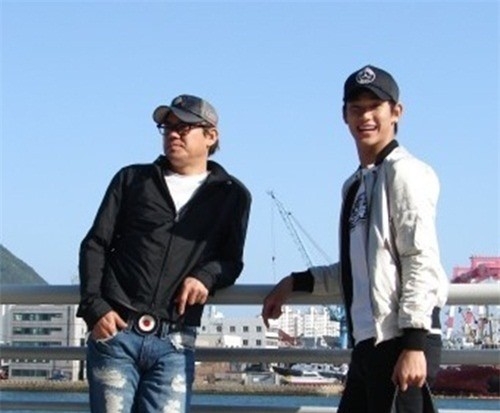
	
	Hình ảnh Kim Soo Hyun chụp cùng bố.