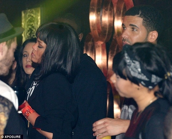 
	
	Rihanna xuất hiện cùng Drake trong buổi tiệc.
