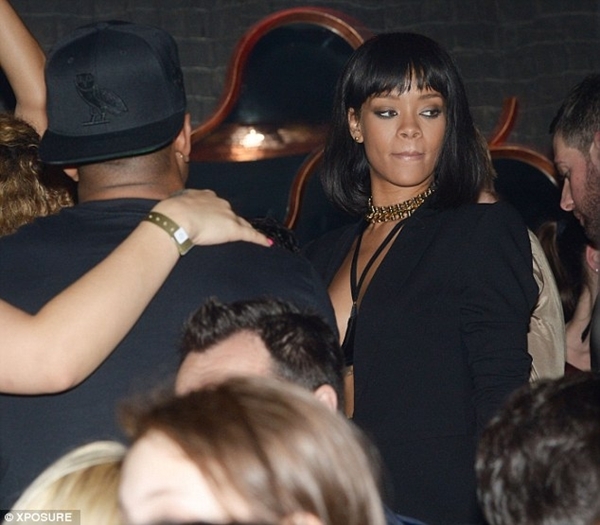 
	
	Rihanna gợi cảm trong bộ trang phục của mình.