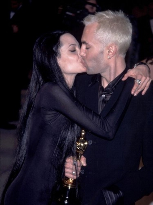 
	
	Angelina Jolie trong lễ trao giải năm 2000, khi cô quay lại  anh trai James, hôn lên môi ở phía trước máy ảnh, và nói: "Tôi rất yêu anh trai của tôi" trong bài phát biểu nhận giải cho Nữ diễn viên phụ xuất sắc nhất.