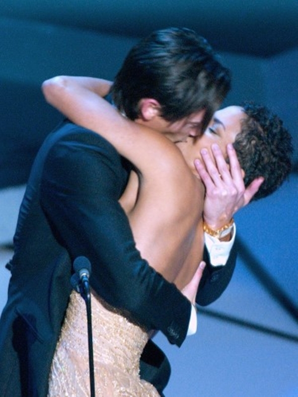 
	
	Với sự có mặt  đầy đủ các diễn viên của mình Adrien Brody giành chiến thắng tốt nhất cho The Pianist tại lễ trao giải Oscar lần thứ 75 bằng cách hôn Halle Berry .