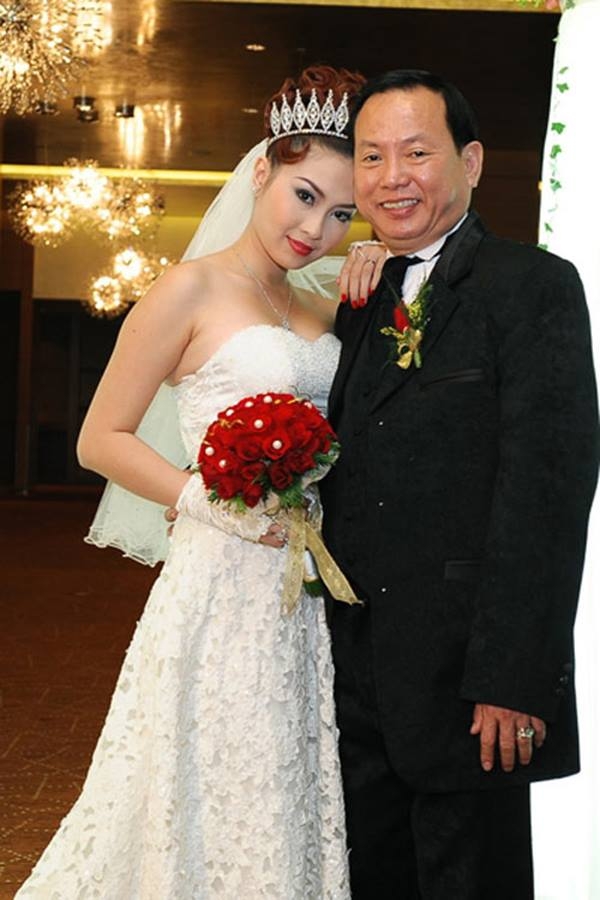 
	
	Thu Vân và chồng đại gia trong ngày cưới.