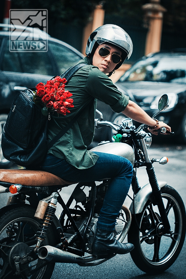 
	
	Cưỡi chiếc xe tracker khỏe khoắn, chàng trai bụi bặm rong ruổi trên đường với bó hoa hồng đỏ thắm mang nắng đến cho một Hà Nội mưa, để dành tặng cô nàng bí mật nào đây?