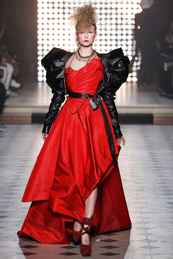 Chìm đắm trong những chiếc váy cá tính của Vivienne Westwood