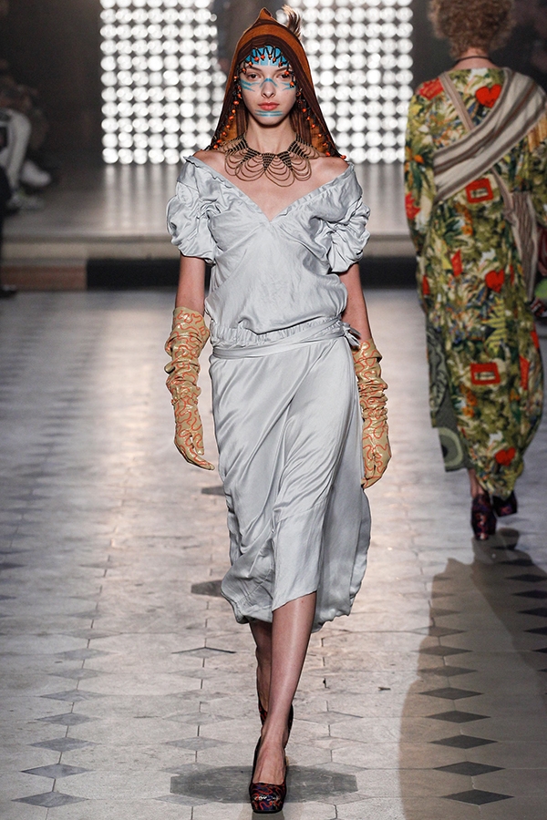 Chìm đắm trong những chiếc váy cá tính của Vivienne Westwood