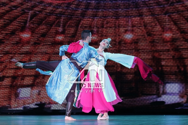 
	
	Diễm My – Kosta: Thể hiện điệu múa dân gian của Trung Quốc lấy ý tưởng từ bộ phim Thập diện mai phục. - Tin sao Viet - Tin tuc sao Viet - Scandal sao Viet - Tin tuc cua Sao - Tin cua Sao
