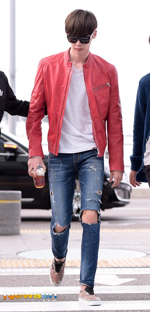 
	
	Lee Jong Suk tại sân bay Incheon ngày 27/3