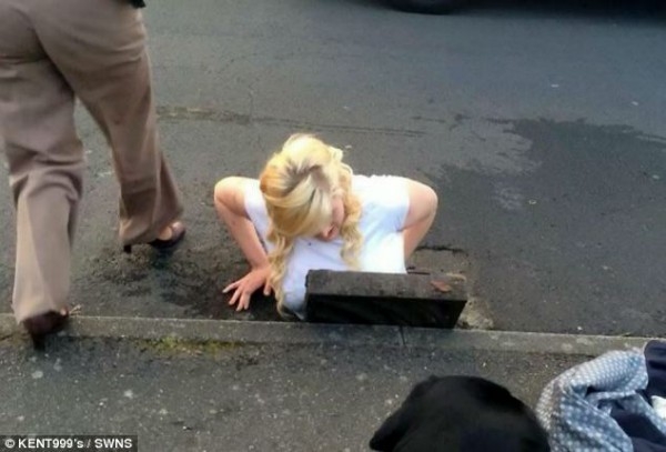 Cô gái mắc kẹt vì nhảy xuống cống để giải cứu... iPhone