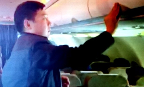 
	
	Hình ảnh hành khách Zhang Giang (Trung Quốc) ăn cắp đồ tại giá hành lý trên chuyến bay VN 600 Bangkok (Thái Lan) - TP HCM chiều 19-1 cũng đã bị tiếp viên Vietnam Airlines bắt quả tang và quay clip làm bằng chứng