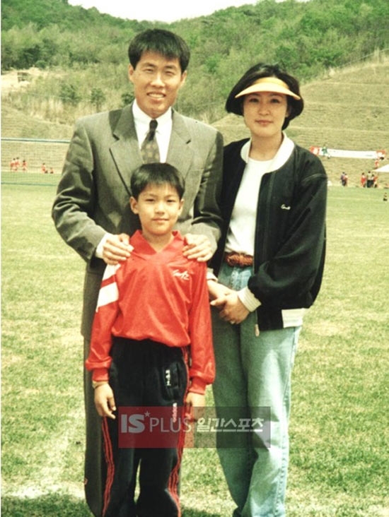 
	
	Lee Min Ho hạnh phúc trong vòng tay của bố mẹ