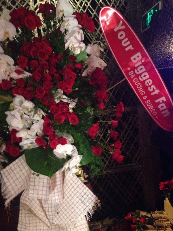 
	
	Trong buổi ra mắt album của Hồ Ngọc Hà, Quốc Cường và Subeo bất ngờ xuất hiện để chúc mừng cô, đồng thời tặng "mẹ Hà" một món quà với thông điệp vô cùng dễ thương