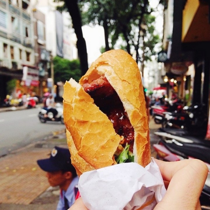 
Bánh mì - món ăn đường phố có thể tìm thấy bất kì nơi đâu trên các cung đường Việt. 