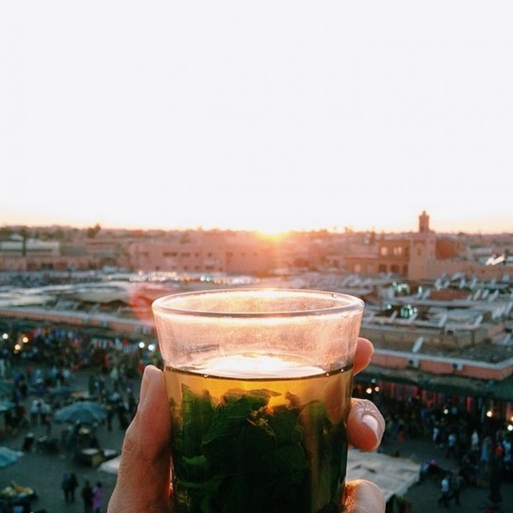 
Ngắm mặt trời lặn với trà bạc hà (Thé à la menthe) ở Djema El-Fna, Marrakesh, Morocco.