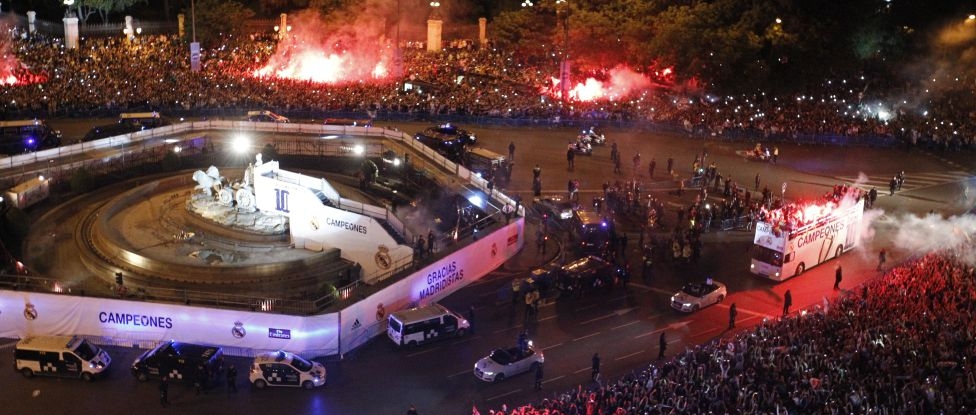 
	
	Chiếc cúp "nóng hổi" được rước về từ ngay sau trận thắng 4-1 của Real trước Atletico ở Da Luz, Lisbon