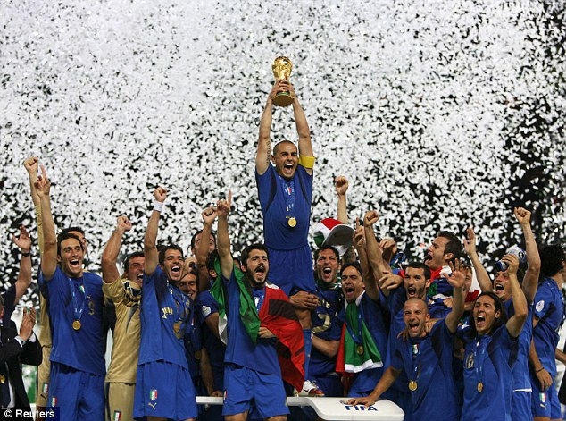 
	
	Cannavaro cùng đội tuyển Italia nâng cúp vô địch tại World Cup 2006