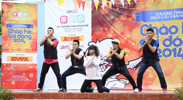 
	
	Hoàng Minh – Hot Vteen toàn quốc 2013 và nhóm nhảy Reotan với những bước nhảy đẹp mắt 