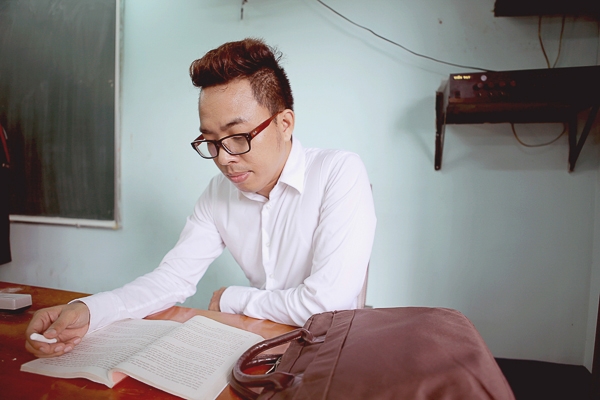 
	
	Nhạc sĩ Nguyễn Hồng Thuận trong vai thầy giáo - Tin sao Viet - Tin tuc sao Viet - Scandal sao Viet - Tin tuc cua Sao - Tin cua Sao