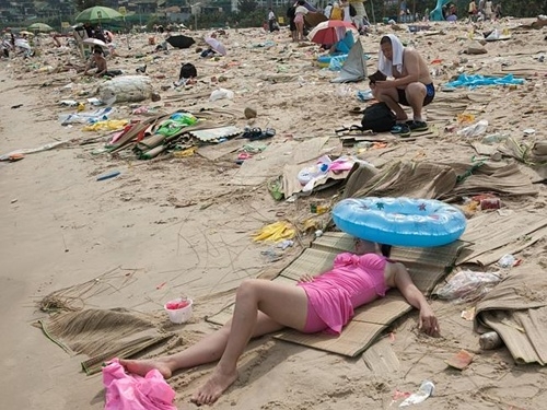 
	
	Bãi biển Dameisha ở thành phố Thâm Quyến, tỉnh Quảng Đông, nổi tiếng đông người đặc biệt vào những mùa nghỉ dưỡng, dù có diện tích lên tới 160.000 m2. Ảnh: Splash News Australia.