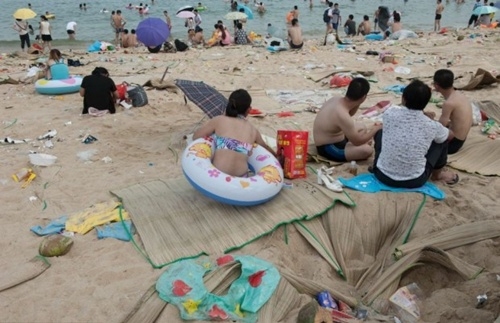 
	
	Số lượng khách đến bãi biển này vào dịp lễ hội cao kỷ lục, nhưng cũng kéo theo những mặt tiêu cực. Ảnh: Barcroft