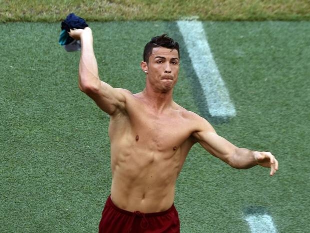 
	
	Ronaldo lại cởi áo khoe thân hình cơ bắp