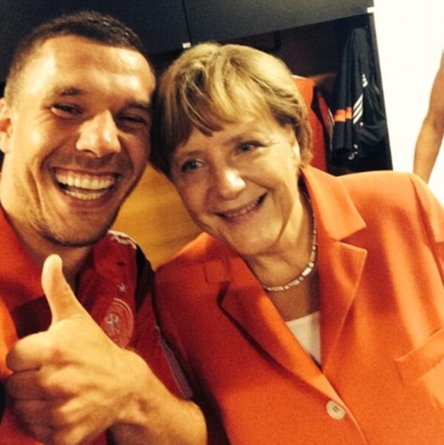 
	
	Bà Angela Merkel cổ vũ rất nhiệt tình cho các cầu thủ Đức