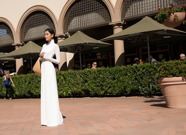 
	
	Nhân chuyến lưu diễn tại Mỹ vừa qua, Trương Thị May cũng chọn chiếc áo dài trắng tinh khôi để chụp một bộ ảnh dạo phố xinh đẹp - Tin sao Viet - Tin tuc sao Viet - Scandal sao Viet - Tin tuc cua Sao - Tin cua Sao