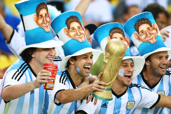 
	
	Các CĐV Argentina trang bị Cup vàng và những chiếc nón in hình siêu sao số một: Lionel Messi.
