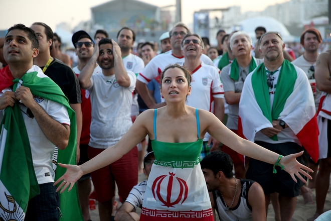 
	
	Tấm ảnh có hồn cho thấy sự tập trung và tình yêu bóng đá của các CĐV Iran.
