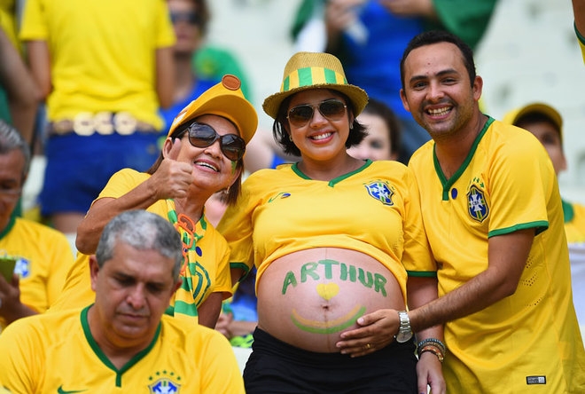 
	
	Một CĐV Brazil sắp đến kỳ sinh nở vẫn cháy hết mình với đội tuyển quốc gia.