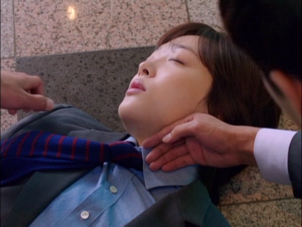 Jae Hee đã ngất xỉu vì sức khỏe không tốt khi cô cứ phảu nịt ngực khi giả làm con trai