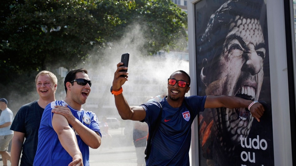 
	
	 Biển quảng cáo Suarez khoe răng ở bãi biển Copacabana ở Rio de Janeiro đang trở thành nơi thu hút du khách đặc biệt