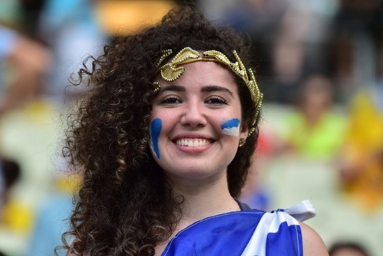 
	
	Bóng hồng Hy Lạp trên khán đài World Cup.