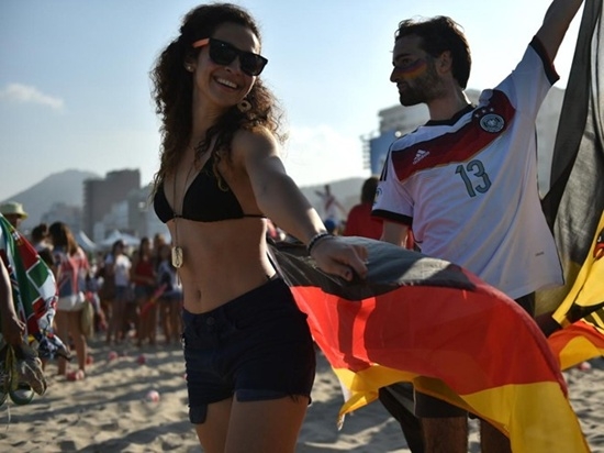
	
	Fan tuyển Đức nhảy múa trên bãi biển