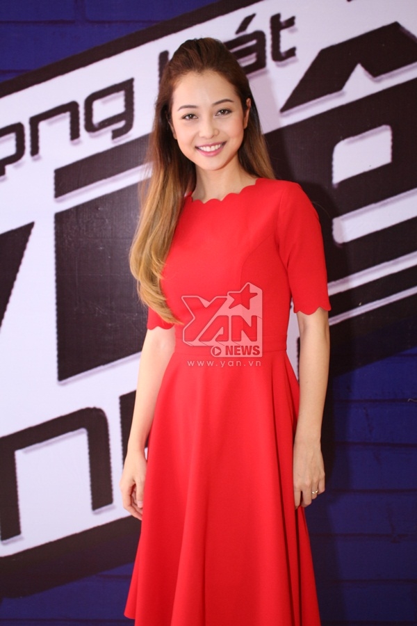 
	
	Làm MC chính của cuộc thi, Jennifer Phạm nổi bật với chiếc đầm đỏ cùng với nụ cười rạng rỡ.