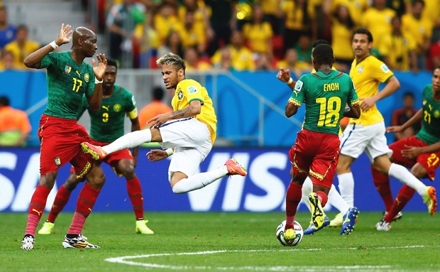 
	
	Có vẻ như cú đá của tuyển thủ Neymar không nhằm vào bóng
