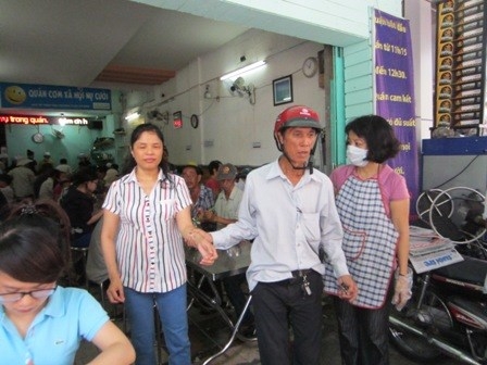 Chuyện lạ giữa Sài Gòn: Suất cơm bằng cốc trà đá, no, sạch, ngon