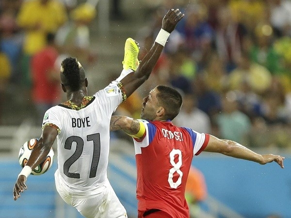 
	
	Một pha cao chân của Boye đã trúng mặt cầu thủ của đội tuyển Mỹ