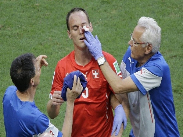 
	
	Cầu thủ của Thụy sĩ Steve von Bergen đã bị rách mắt sau pha va chạm với Olivier Giroud