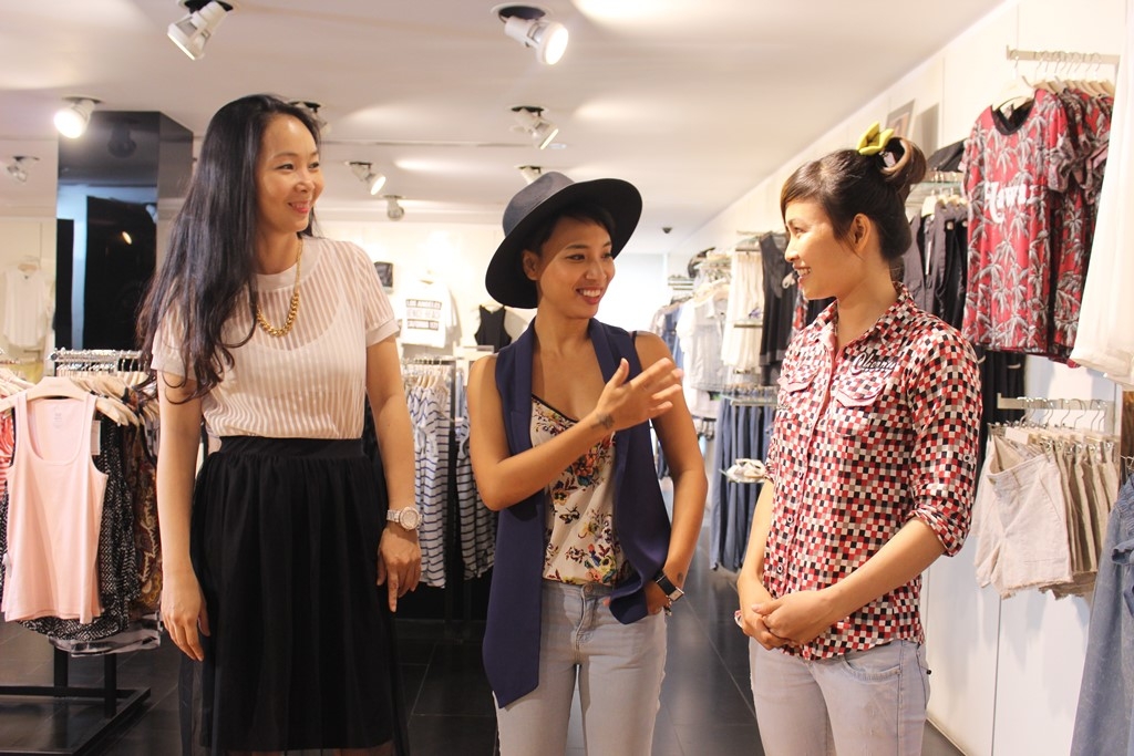 
	
	VJ Thùy Minh cùng các chuyên gia  làm đẹp của chương trình đã tu vấn cũng như lựa chọn các bộ trang phục thích hợp hơn cho mùa hè phù hợp với hai bạn khán giả.